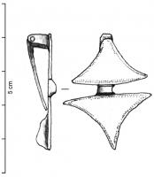 FIB-4711 - Fibule symétriquebronzeTPQ : 60 - TAQ : 90Broche symétrique constituée de deux triangles ornés de petits motifs carrés ou en croisette, estampés et niellés, séparés par une barrette étroite.