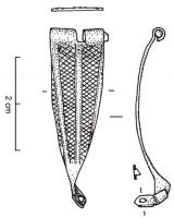 FIB-4717 - Fibule de type AlésiabronzeFibule à arc plat, de forme triangulaire ou ogivale, charnière repliée vers l'intérieur et pied redressé, généralement percé d'un ornement transversal (bâtonnet, perles...); arc orné de bandes parallèles estampées, à motif finement réticulé.