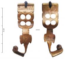 FIB-4771 - Fibule de type AlésiabronzeFibule à arc plat, percé de 4 ajours circulaires près de la tête, et comportant après un étranglement un motif (oiseau ?) vers le pied; charnière repliée vers l'intérieur et pied redressé, généralement percé d'un ornement transversal (bâtonnet, perles...).