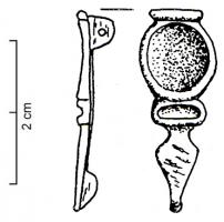 FIB-4966 - Fibule à cupulebronzeTPQ : 75 - TAQ : 250Fibule généralement étamée, caractérisée par une cupule concave du côté de la tête et un pied lisse, triangulaire ou losangique, parfois en forme de feuille; une barette creuse ou une simple moulure transversale peuvent séparer le pied de la cupule.