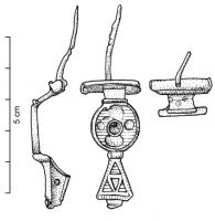 FIB-4994 - Fibule émailléebronzeTPQ : 100 - TAQ : 150Fibule émaillée, dont le pied se termine par un motif triangulaire orné d'un agencement de triangles émaillés ou d'une grande logette triangulaire émaillée. L'arc est remplacé par une plaque circulaire, ornée cercles concentriques émaillés, avec inclusions de verre. Il est éventuellement accosté de cabochons.