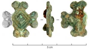 FIB-5003 - Fibule cruciformebronzeTPQ : 470 - TAQ : 610Fibule losangique, prolongée aux angles par des groupes de deux disques marqués de cercles oculés; au centre, carrés inscrits également marqués d'un cercle oculé; ressort sur plaquette unique; porte-ardillon en crochet.