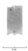 FRT-7016 - Mordant à accoladescuivreTôle découpée avec une pointe distale et une accolade proximale. Des décors peuvent être gravés.