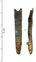FRT-9005 - Ferret de ceinturebronze doréFerret plat, fabriqué par la fonte, au sommet encoché et percé pour fixation. L'extrémité distale, en relief, est en forme de tête de canidé schématisée.