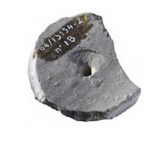 FUS-6001 - Fusaïoleterre cuiteSimple jeton découpé en terre cuite (paroi ou fond de vase,), et percé par rotation.