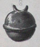 GRT-7001 - Grelot serti en tôlebronzeGrelot constitué d'une coque sphérique, fabriquée en deux parties avec un pli à l'équateur jouant aussi un rôle de raidisseur ; la partie inférieure est ouverte (fente ménagée entre deux trous circulaires) afin de maintenir à l'intérieur une petite boule dure, généralement en fer. La suspension sommitale est assurée par une bande étroite repliée en anneau, soudée au sommet de l'objet.