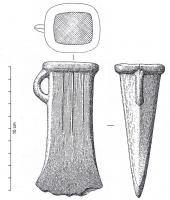 HCH-1101 - Hache à douille : type GalloisbronzeTPQ : -1100 - TAQ : -750Hache trapue, à douille de section subquadrangulaire terminée par un bourrelet aplati ; décor de trois nervures descendant environ, jusqu'aux deux tiers de la hache ; anneau latéral.