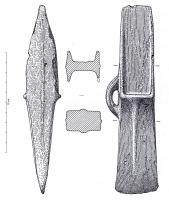HCH-1103 - Hache à talon : type de RosnoënbronzeTPQ : -1200 - TAQ : -750Hache à talon massive, ornée sur les faces d'un gros bourrelet axial et pourvue d'un anneau latéral très développé ; talon rectangulaire à rebords de forme triangulaire moins hauts que la butée ; butée rectiligne et tranchant peu évasé.