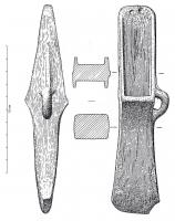 HCH-1104 - Hache à talon : affinités RosnoënbronzeTPQ : -1200 - TAQ : -750Hache présentant de nombreuses particularités des haches de type Rosnoën mais avec quelques différences (absence de nervure centrale, talon ou butée différents ...)