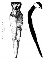 HOU-5001 - HoueferHoue à lame triangulaire effilée, l'oeil d'emmanchement est prolongé sur la lame par une arête. Le manche et la lame forment un angle aigu (c. 30 à 45°).