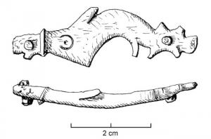 IND-4025 - Objet à dater / à identifierbronzePièce en forme de dauphin au corps stylisé, avec un rivet à chaque extrémité.