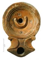 LMP-4023 - Lampe Loeschcke I : Croissant lunaireterre cuiteTPQ : 70 - TAQ : 120Lampe moulée, avec large bec à volutes et grand médaillon rond décoré d'un croissant lunaire en relief et quatre cercles imprimés.