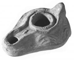 LMP-41492 - Lampe byzantine terre cuiteLampe allongée à long bec avec canal, épaule décorée d'entrelacs géométriques et petite anse conique.