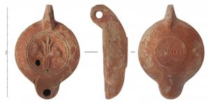 LMP-41577 - Lampe à bec rond limité par un trait : Dauphin et gouvernail, M NOV IVSTIterre cuiteLampe moulée, anse verticale percée à deux sillons sur la tranche. Réservoir circulaire à profil biconvexe asymétrique. Bandeau penché vers l'extérieur, disque en cuvette limitée par deux sillons concentriques. Décor : dauphin à droite, devant un gouvernail. Bec arrondi limité par un trait droit. 
Base circulaire plate en léger relief limitée par un sillon estampillée M NOV IVSTI. Engobe rouge marron  sur toute la lampe.