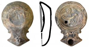 LMP-41792 - Lampe Loeschcke IC : Corbeau, caducée, planta pedis terre cuiteLampe moulée, sans anse. Réservoir circulaire de profil tronconique. Bandeau étroit plat. Disque en profonde cuvette, limité par trois sillons concentrique décorée des attributs de Mercure : le coq le caducée, les ailes, la bourse. Bec triangulaire à deux volutes simples se poursuivant sous le bec, trou d'évent. Base plate circulaire limitée par un sillon,  planta pedis au centre. Engobe gris foncé.