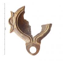 LMP-41825 - Lampe à bec arrondi, volutes dégénérées, ailerons latérauxterre cuiteTPQ : 40 - TAQ : 125Moulée sans anse; réservoir circulaire de profil bi-convexe portant deux ailerons sur l'axe horizontal; bandeau étroit, penché vers l'extérieur; disque circulaire limité par deux sillons qui se poursuivent jusqu'au bec le long d'un petit canal en V. Bec long arrondi, à volutes dégénérées. Base circulaire limitée par un sillon.