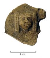 LMP-42102 - Médaillon de lampe : tête de Ménade ?terre cuiteMédaillon de lampe orné d'une tête féminine avec de longues tresses de part et d'autres (Ménade ?); le type de lampe est inconnu.
