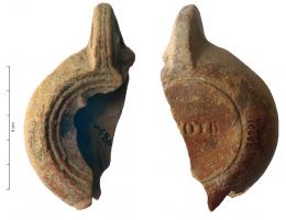 LMP-42119 - Lampe à bec arrondi : EROTISterre cuiteLampe à bec arrondi, médaillon à décor moulé illisible, ou à médaillon lisse ; anse percée à deux filets incisés; au revers, marque en creux EROTIS.