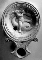 LMP-42252 - Lampe Loeschcke I : Eros sur dauphinterre cuiteLampe moulée, sans anse, à bec e, enclume encadré de volutes. Médaillon décoré d'un Eros aulète sur un dauphin. 