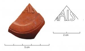 LMP-42453 - Lampe de firme : TANAISterre cuiteTPQ : 50 - TAQ : 150Lampe moulée sans anse: le réservoir circulaire est de profil biconvexe asymétrique; bandeau penché vers l'extérieur portant deux tenons rectangulaires non percés, sur l'axe horizontal. Disque en cuvette profonde bordée par un bourrelet continu, parfois orné d'un, voire de deux masques de théâtre moulés). Bec à canal de type indéterminé. Base circulaire plate en creux limitée par deux anneaux concentriques enfermant l'estampille moulée TANAIS ou TANAI / S en relief. Engobe rouge brique peu adhérent.