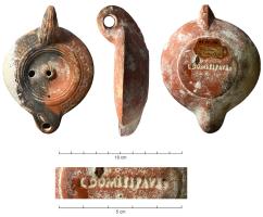 LMP-42613 - Lampe à bec rond : L.DOMITI PAVLIterre cuiteLampe à bec rond, épaule oblique ornée d'une frise d'oves, décor centré d'un omibilc perforé et strié. Anse perforée ornée de filets gravés sur le dessus. Sous le fond, marque estampée en creux : L DOMITI PAVLI.