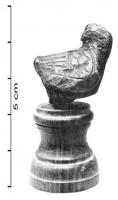 LMP-42700 - Bouchon de lampe en forme d'oiseaubronzeBouchon de lampe en forme d'oiseau, seul le plumage des ailes est moulé, les autres détails sont ciselés. Sous le corps apparaît une douille creuse de section quadrangulaire et très longue, destinée à assurer l'emboîtement de la figurine, probablement sur une lampe.