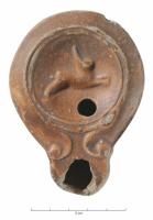 LMP-42712 - Lampe Loeschcke V : lièvre bondissant à droiteterre cuiteLampe à bec en ogive et volutes simples, médaillon orné d'un lièvre bondissant à droite ; Fond : plat et dégagé par un sillon comportant une marque en creux ou en relief.