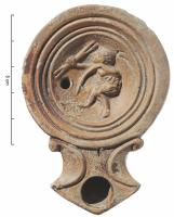 LMP-42752 - Lampe Loeschcke I : Pygméeterre cuiteTPQ : 50 - TAQ : 100Lampe moulée, sans anse. Réservoir circulaire de profil tronconique. Bandeau étroit plat étroit et incliné vers l'intérieur. Disque en cuvette, limité par trois sillons concentriques, décorée d'un pygmée bossu dansant, tenant chacun deux bâtons à sa droite. Bec triangulaire à deux volutes se poursuivant sous le bec. Fond annulaire peu épais.