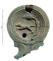 LMP-42758 - Lampe Loeschcke IB/C : chien bondissant à gaucheterre cuiteLampe moulée, avec large bec à volutes et grand médaillon rond décoré d'un chien bondissant vers la gauche et attaché à un arbre ; bandeau large, plat horizontal, marli à un filet et deux sillons ; fond plat, dégagé par un sillon, sans marque.
