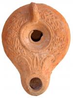 LMP-4414 - Lampe Syro-Palestinienne : Couronne de lauriersterre cuiteLampe à long bec en ogive surmonté de palmettes. Epaule décorée d'une couronne de laurier. Argile beige, engobe orange foncé; base plate.