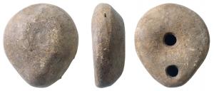 LMP-4558 - Lampe votiveterre cuiteTPQ : 100 - TAQ : 300Petite lampe votive moulée, à réservoir ovoïde à légèrement piriforme, sans anse ni décor (parfois un cercle à peine visible autour du trou de remploissage). Une dépression sur le couvercle pour le trou d'alimentation de même diamètre que le trou de mèche. Base circulaire plate sans délimitation. Travail très fruste.