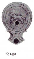 LMP-4733 - Lampe Loeschcke I : Cheval à gaucheterre cuiteLampe ronde à large bec en enclume à volutes. Médaillon décoré d'un cheval au galop vers la gauche.