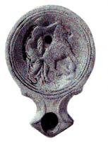 LMP-4860 - Lampe Loeschcke I : Amalthée, FAVSTIterre cuiteLampe ronde sans anse, à large bec en enclume encadré de volutes. Médaillon décoré d'Amalthée tenant le bouc avec Jupiter enfant sous l'animal. Marque FAVSTI imprimée sur la base.