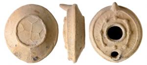 LMP-6087 - Lampe syro-palestinienne ronde, croix pattéeterre cuiteAnse en tenon conique. Réservoir circulaire de profil biconique limité par une large gorge. Grand trou d'alimentation bordé par un bourrelet. Large disque plat portant huit globules réunis par un cordon et  une couronne de traits rayonnants en relief. Bec percé sur le bord du réservoir. Base circulaire plate limitée par un bourrelet enfermant une croix pattée. Palme sous le bec.