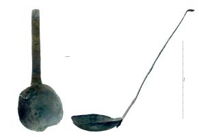 LOU-4005 - LouchebronzeTPQ : 1 - TAQ : 400Louche à cuilleron circulaire, élaborée avec une vasque en calotte rivetée sur un manche de récupération, une règle qui a conservé ses graduations et son extrémité recourbée à angle droit.