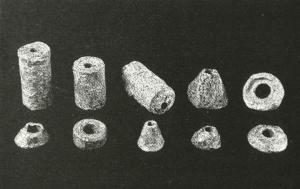 LSF-8001 - Lest de filetplombLest coulé, de forme variable (rouleau, cylindre, cône plus ou moins aplati, subsphérique…), percé dans son axe longitudinal.