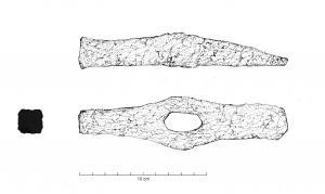 MAR-5002 - MarteauferMarteau constitué de deux pannes de longueur approximativement symétrique, mais de forme différente, de part et d'autre d'un œil d'emmanchement circulaire ou ovale. La panne et la table sont droites. 
