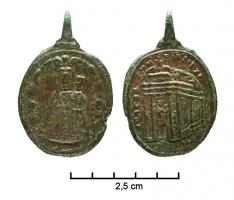 MER-9021 - Médaille religieuse : EnsiedelnbronzeMédaillon de forme ovale surmontée d'une bélière perpendiculaire. Avers : Vierge couronnée dotée d'un long manteau richement orné, tenant de la main droite un sceptre et de la main gauche le Christ enfant, également vêtu d'une robe et couronné. Le couple est probablement entouré de nuages et d'angelots. Revers : représentation d'une vue cavalière d'une église, dominée d'une statue et entourée des deux inscription (S SACER EINSIDEL). 