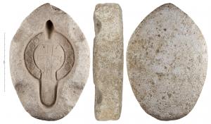 MOU-4031 - Moule : lampe de type Hayes IIplâtreMatrice supérieure d'un moule de plâtre pour la fabrication d'une lampe africaine de type Hayes II. Plâtre très fin pour le contact avec l'argile et plus grossier pour l'extérieur. Sur le pourtour, quatre mortaises pour positionner la matrice inférieure du moule. Décor : Croix