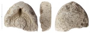 MOU-4043 - Moule : lampe de type Hayes II, chrismeplâtreFragment de la matrice supérieure d'un moule de plâtre pour la fabrication d'une lampe africaine de type Hayes II. Plâtre très fin pour le contact avec l'argile et plus grossier pour l'extérieur. Décor : Chrisme constantinien perlé à boucle du Rhô à gauche sur le disque (dans le moule).  Sur le bandeau une alternance de fleurons D27, La5.