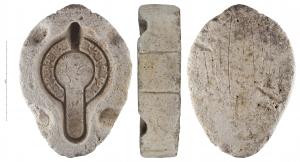 MOU-4048 - Moule : lampe de type Hayes II, paonplâtreMatrice supérieure d'un moule de plâtre pour la fabrication d'une lampe africaine de type Hayes II. Plâtre très fin pour le contact avec l'argile et plus grossier pour l'extérieur. Sur le pourtour, quatre mortaises pour positionner la matrice inférieure du moule. Décor : Paon de profil à gauche (dans le moule) tenant dans son bec une branche d'olivier ?