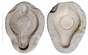 MOU-4049 - Moule : lampe de type Hayes II, chrismeplâtreMatrice supérieure et inférieure d'un moule de plâtre pour la fabrication d'une lampe africaine de type Hayes II. Plâtre très fin pour le contact avec l'argile et plus grossier pour l'extérieur. Sur le pourtour de la matrice supérieure quatre mortaises, sur la matrice inférieure quatre tenons pour positionner les deux parties du moule. Décor : Chrisme constantinien perlé à boucle du Rhô à droite sur le disque (dans le moule)