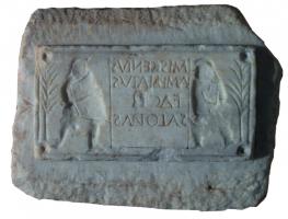 MOU-4051 - Moule : bouteille en verrepierreMoule en pierre pour la fabrication en série de bouteilles de section rectangulaire, à fond marqué. Deux gladiateurs, accompagnés de palmes, se font face de part et d'autre d'une inscription : MISCENIVS / AMPLIATVS / FAC(it) / SALONAS.