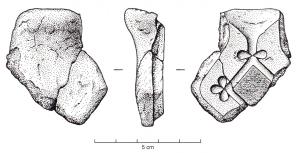 MOU-6002 - Moule : fibuleterre cuiteMoule en terre cuite, empreinte bivalve (cadre de calage) avec un jet de coulée dans un angle, pour une fibule carrée avec des fleurons dans les angles.