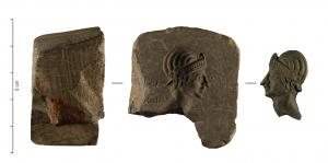 MOU-9009 - Moule terre cuiteMoule avec empreinte céphalomorphe à usage indéterminé (jeton, pendentif ?), sans canal de coulée ni trou de calage. Le motif ressemble à un profil hellénistique dans un cercle à peine marqué.