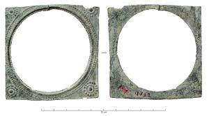 MRR-4002 - Miroir Lloyd-Morgan Group Y : en verre, cadre en plombplomb, verreMiroir en verre (éclat bombé) inséré dans un cadre en plomb, de forme carrée (à l'extérieur) ; décor géométrique de globules dans les écoinçons.