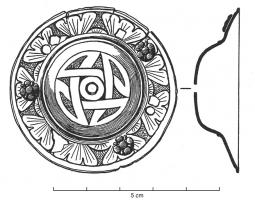 MRS-9010 - Applique latérale de morsbronzeApplique circulaire à rebord plat et bosse centrale; décor d'inspiration végétale sur le bord (également équipé de trois petites appliques en forme de fleur) et d'entrelacs sur la bosse.