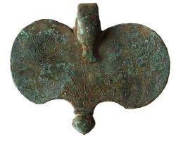 PDH-4001 - Pendant de harnais à crochet : anatidébronzeTPQ : 10 - TAQ : 80Pendant de harnais en forme de feuille, suspension à crochet en forme de tête d'anatidé ; les exemplaires les plus soignés comportent un décor d'inspiration végétale, gravé en pointillés.