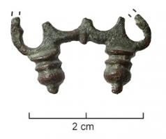 PDH-4005 - Pendant de harnais à charnièrebronzeTPQ : 1 - TAQ : 200Pendant de harnais à charnière, composé d'un motif ajouré, en forme de pelte ou de feuille dont les extrémités forment deux boutons moulurés à la base.