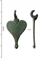 PDH-4040 - Pendant de harnais à charnièrebronzePendant de harnais foliacé, à suspension en anneau ouvert, muni d'un bouton de lest souligné d'une moulure ; deux incisions en V au départ de l'anneau.